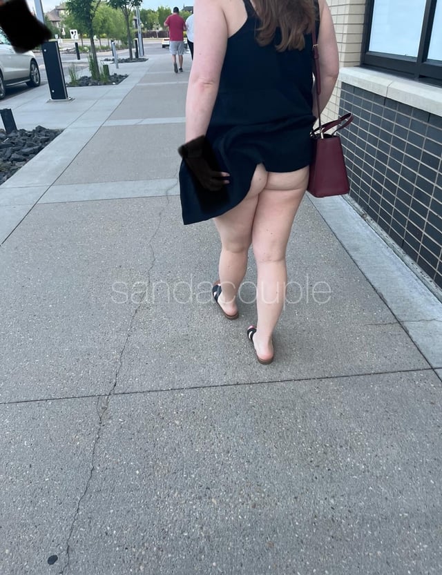 That darn wind exposing my pantyless bottom [IMG]